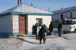 Ein Wasserkiosk - da keine der Häuser oder Jurten in diesem Stadtteil über fließendes Wasser verfügt, muss Wasser in Kanistern herangeschafft werden.