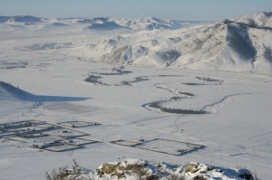 Blick in das Tal und auf die Mäander des Kharaa Flusses.