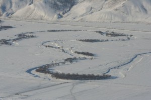 Die Flüsse sind derart zugefroren, dass man ohne weiteres mit einem Geländewagen über das Eis fahren kann.