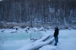 Ein zugefrorener Fluss am Ende des Tales, wo es nur zu Fuss weiter geht.