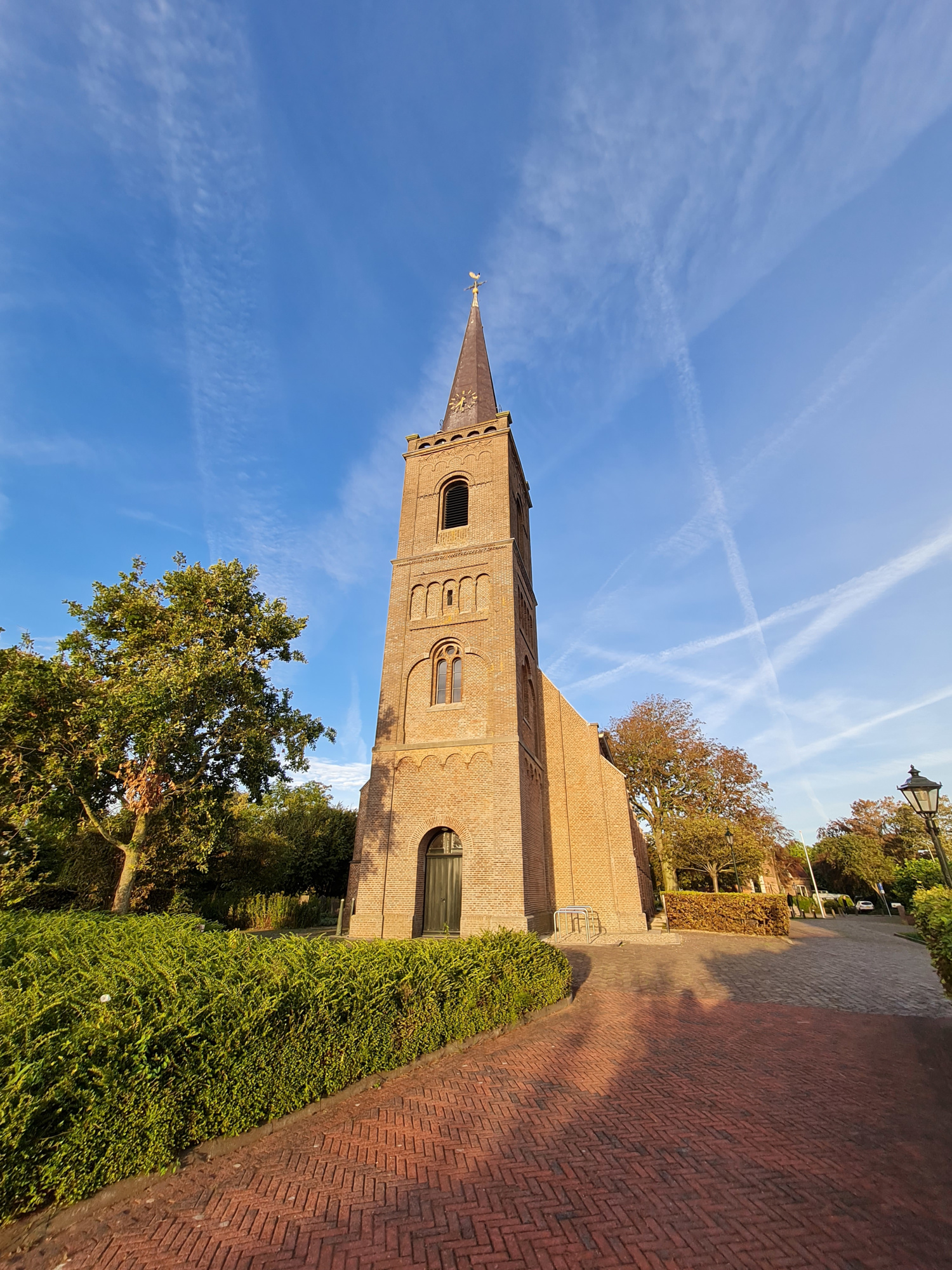 De kerk naast de deur met het prachtige geluid van klokken