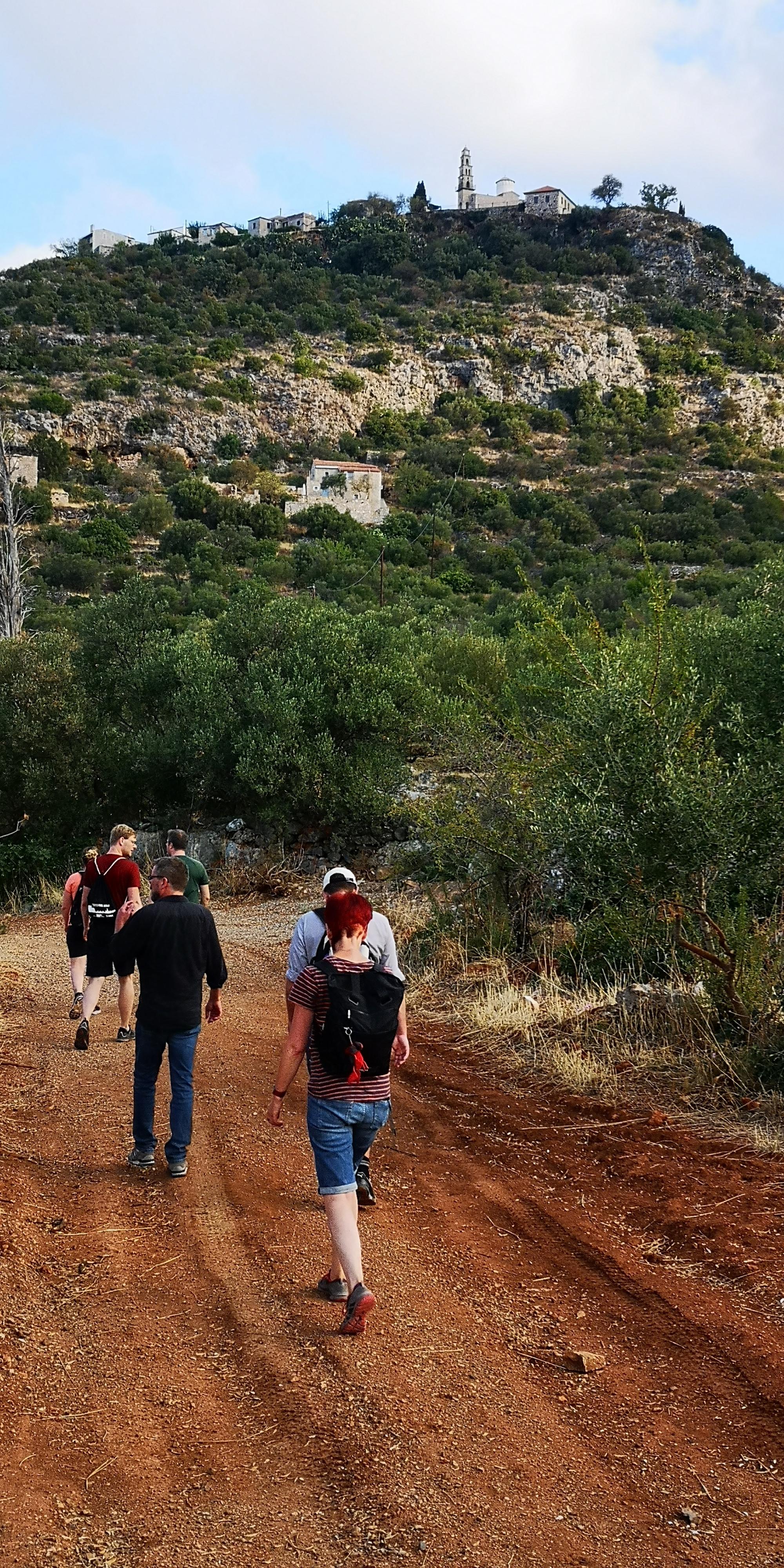 Eine frühmorgendliche Wanderung nach Pirgos (Πύργος)